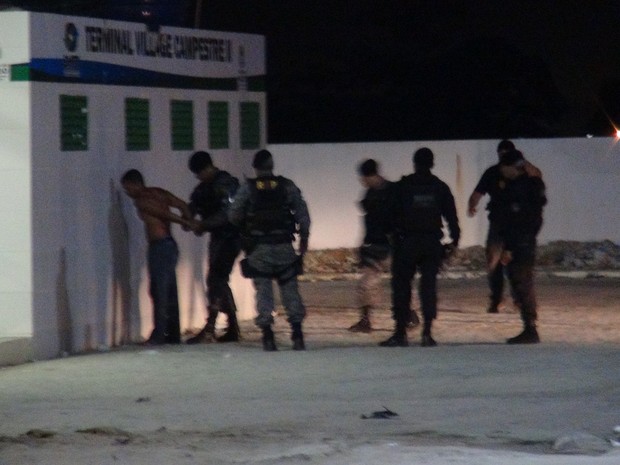 prendendo um suspeito (Foto: Vitória de Alencar)