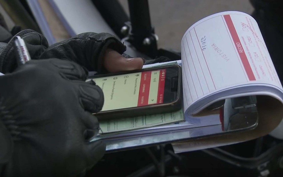 Policial notificando motorista de transporte pirata (Foto: Reprodução/TV Globo)
