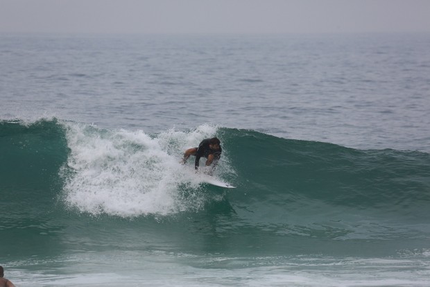 Cauã Reymond surfando na praia (Foto: AgNews/DilsonSilva)