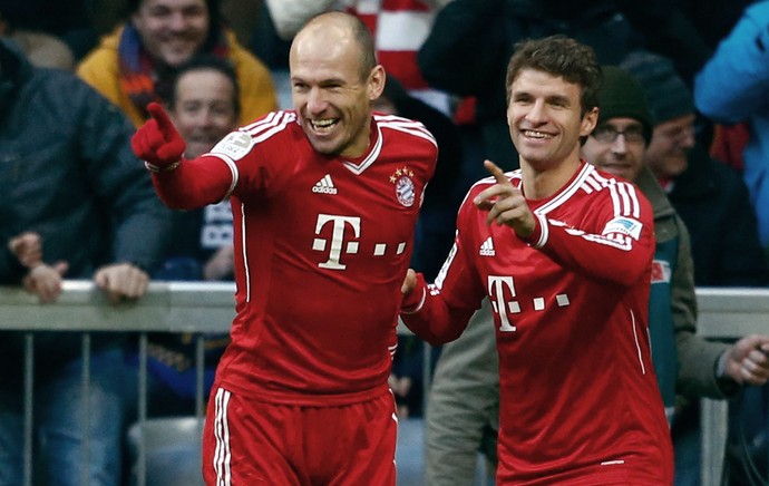 Robben e Mueller comemora gol do Bayern de Munique sobre o Braunschweig (Foto: Reuters)