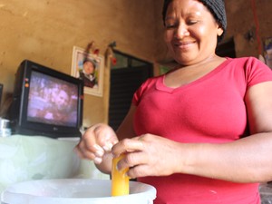 Francisca das Chagas vende pelo menos 120 dindins por dia (Foto: Fernando Brito/G1)