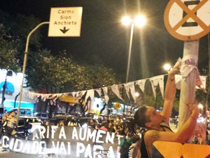 Manifestantes colocam bandeirinhas em protesto 'junino', em Belo Horizonte (Foto: Pedro Ângelo/G1)