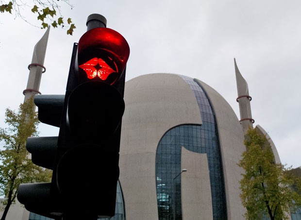 A luz de um semáforo próximo a uma mesquita na cidade de Colônia, na Alemanha, foi flagrada na quarta-feira (7) com a imagem de um beijo.  (Foto: Henning Kaiser/DPA/AFP)