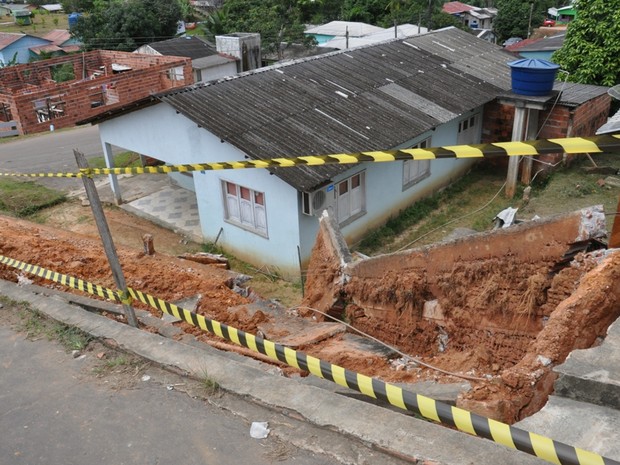 G1 Muro de contenção desaba e atinge garagem em Cruzeiro do Sul