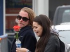 Macaulay Culkin recebe namorada com uma rosa em aeroporto