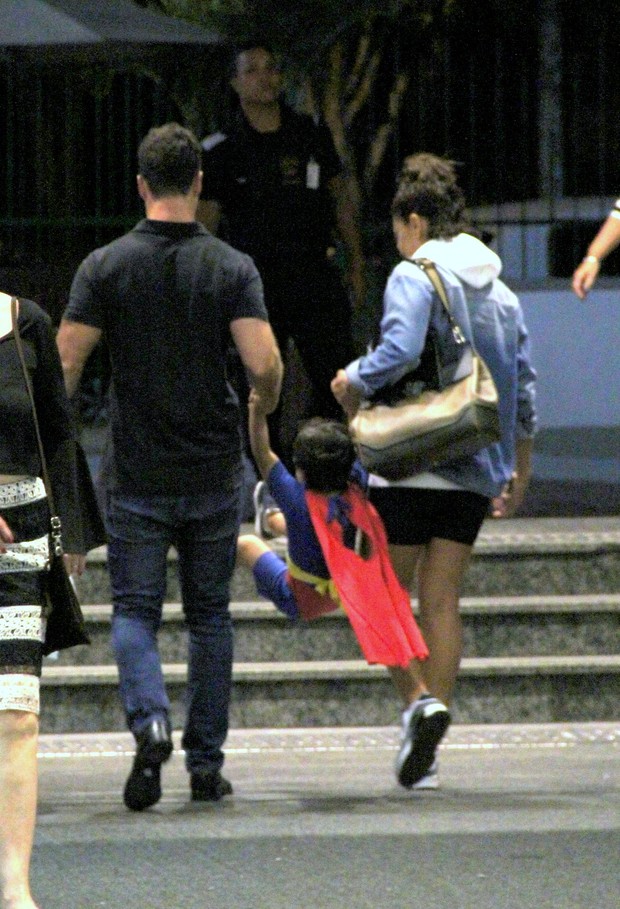 Juliana Paes e o marido brincam com o filho (Foto: J. Humberto / Agnews) Juliana Paes e o marido brincam com o filho (Foto: J. Humberto / Agnews)