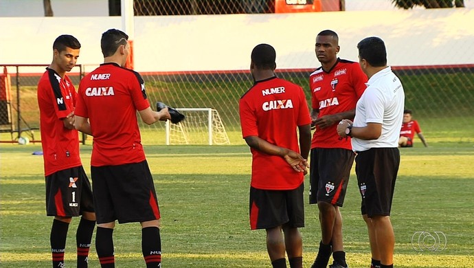 Jogadores do elenco do Atlético-GO durante treino (Foto: Reprodução/TV Anhanguera)