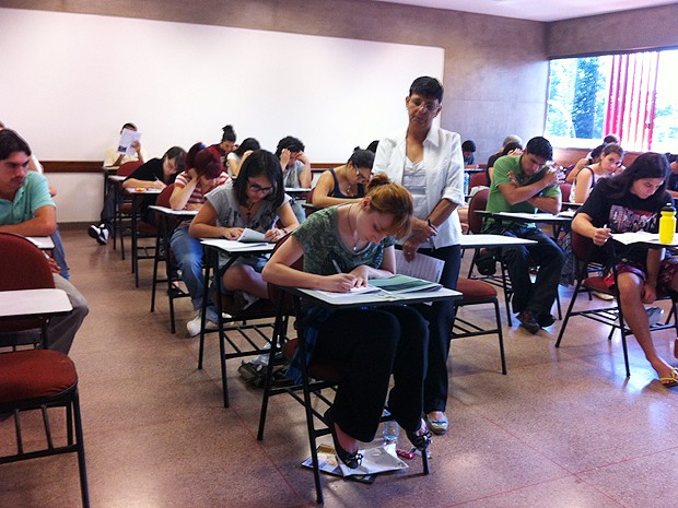 Candidatos realizam as provas do primeiro dia do 2º Vestibular da Universidade de Brasília (UnB) de 2012 (Foto: G1 DF)
