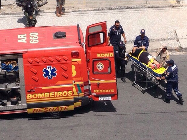 Mulher foi baleada na perna durante assalto à Caixa Econômica Federal de Casa Caiada, em Olinda. Ela foi socorrida pelo Corpo de Bombeiros (Foto: Reprodução / WhatsApp) Mulher foi baleada na perna durante assalto à Caixa Econômica Federal de Casa Caiada, em Olinda. Ela foi socorrida pelo Corpo de Bombeiros (Foto: Reprodução / WhatsApp)