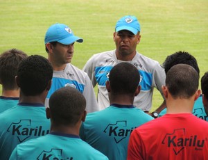 Claudio Tencati, técnico do Londrina fala com jogadores (Foto: Pedro A. Rampazzo/Site oficial do Londrina)