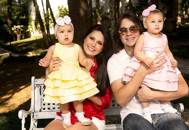 Nathalia Guimarães e Leandro posam com as filhas para o EGO (Foto: Iwi Onodera/EGO)