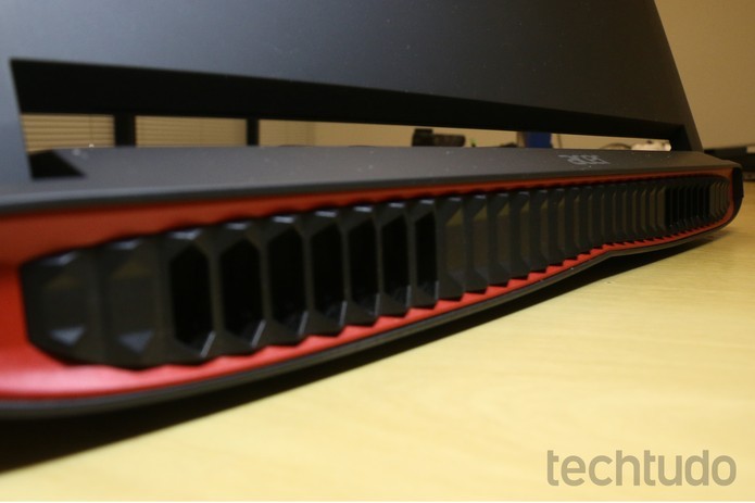Acer Predator 17 tem grades para melhor ventilação (Caio Bersot/TechTudo)