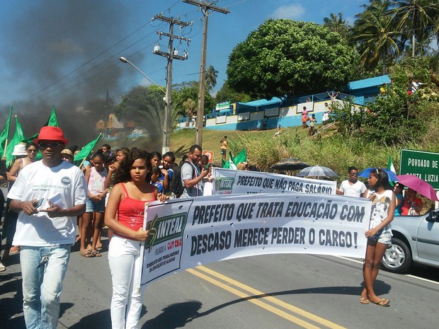 G Servidores Da Educa O Bloqueiam Al Na Barra De Santo Ant Nio