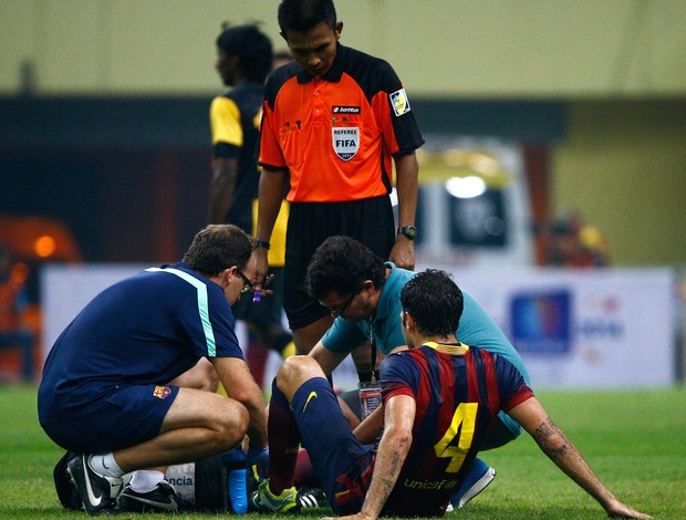 Cesc Fábregas recebe atendimento durante amistoso contra a Malásia (Foto: Getty Images)