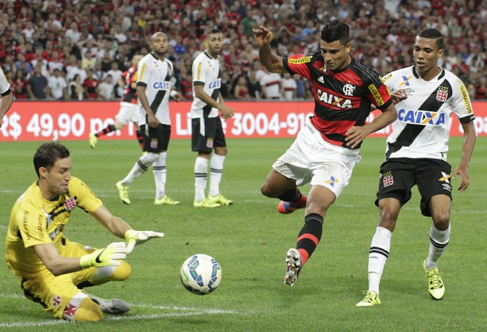 Ederson para em Martín Silva diante do Vasco (Foto: Gilvan de Souza / Flamengo)