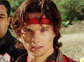 Ricardo Medina Jr. como Cole Evans em 'Power Rangers Wild Force' (Foto: Divulgação) Ricardo Medina Jr. como Cole Evans em 'Power Rangers Wild Force' (Foto: Divulgação)