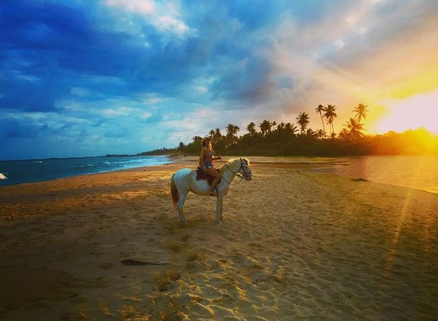 Lívia Andrade anda a cavalo durante viagem à Bahia (Foto: Reprodução/Instagram)