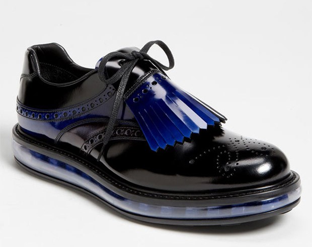 Famosos sapatos Prada de solado com pegada esportiva podem ser comprados  via internet - GQ