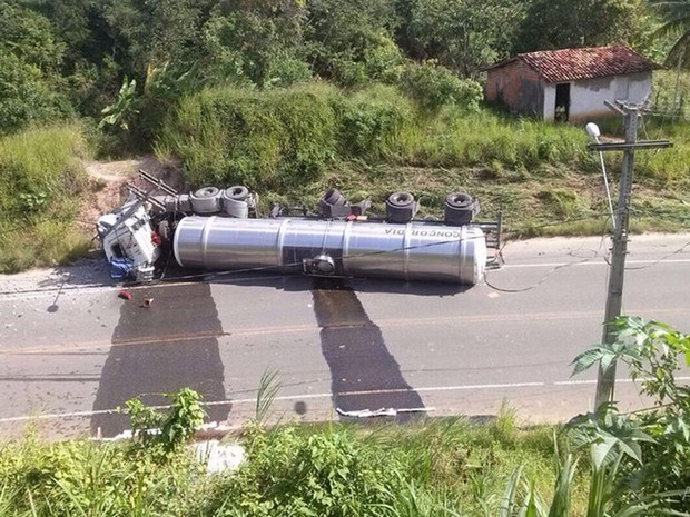 Carreta tomba em rodovia (Foto: Genisson Duarte)