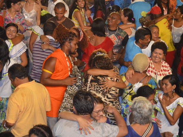 Abraço entre participantes da Missa dos Quilombos para representar comunhão entre raças e crenças (Foto: Abinoan Santiago/G1)