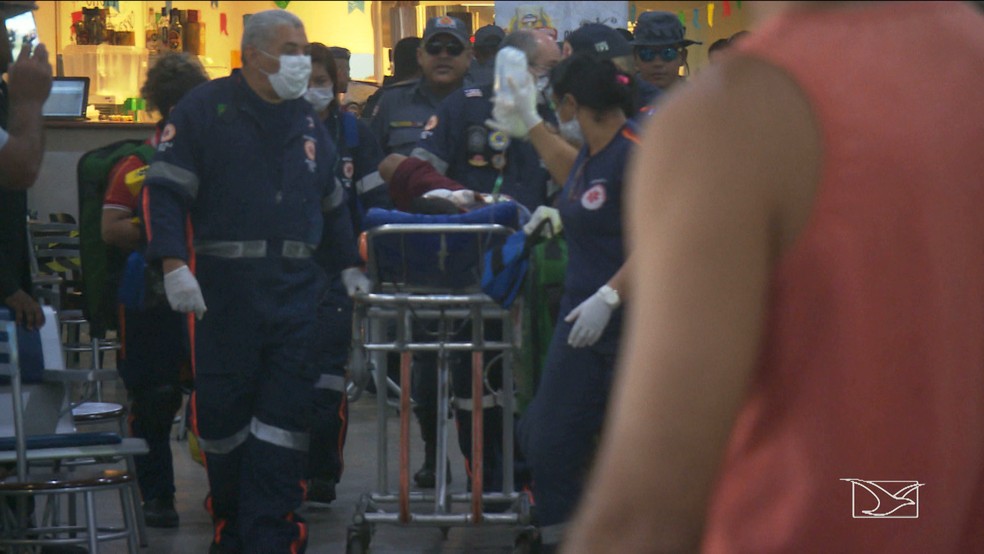Equipes do SAMU fizeram o atendimento aos feridos durante ação criminosa. (Foto: Reprodução/TV Mirante)