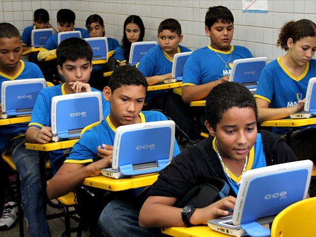 Segundo a Seduc, os netbooks e as estações de carga móveis serão oferecidos a alunos do 1º ao 9º ano (Foto: Marcio James/Semcom)