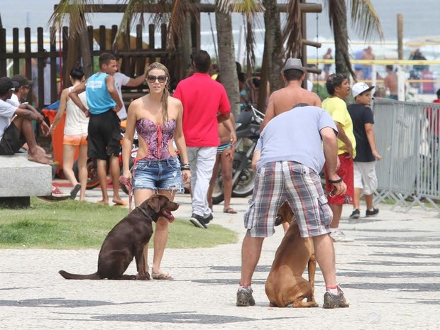 Christine Fernandes com a família na praia (Foto: Wallace Barbosa / AgNews)