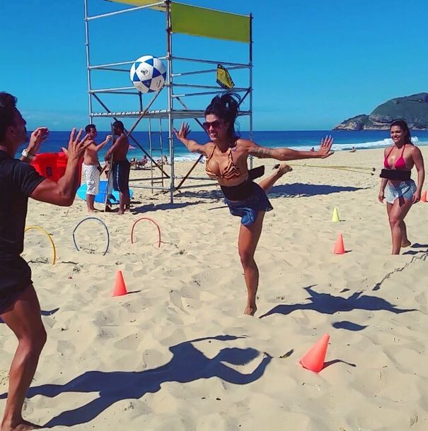 Aline Riscado faz treino na praia  (Foto: Reprodução / Instagram)