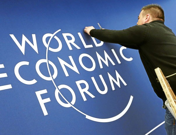 Membro da organização arruma o logo do Fórum Econômico Mundial nos preparativos para o evento, em Davos. (Foto: Moritz Hager/World Economic Forum/swiss-image.ch)