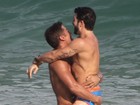 Harry Louis, ex de Marc Jacobs, beija o namorado Diego Cavalcante na praia