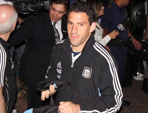 Maxi Rodríguez - chegada da Argentina em Goiânia (Foto: Fernando Vasconcelos / Globoesporte.com)