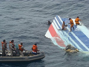 Equipe da Marinha recupera destroço do voo 447 em 8 de junho de 2009 (Foto: The New York Times)