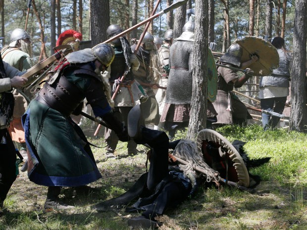 Fãs duelam durante encenação de batalha do livro 'O Hobbit' (Foto: Petr David Josek/AP) Fãs duelam durante encenação de batalha do livro 'O Hobbit' (Foto: Petr David Josek/AP)
