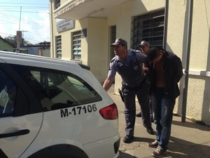 Suspeito foi preso quando tentava fugir em um ônibus após assalto a loja de celular em Mogi das Cruzes. (Foto: Carolina Paes/G1)