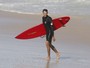 Cauã Reymond pega altas ondas e toma 'caldo' em dia de surfe no Rio

