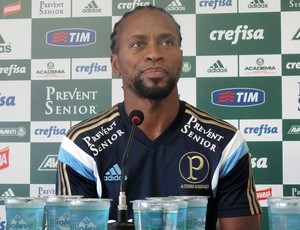 Zé Roberto freia empolgação e evita análise do Verdão: 