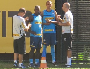 Seedorf e Rafael Marques botafogo (Foto: Thales Soares / globoesporte.com)