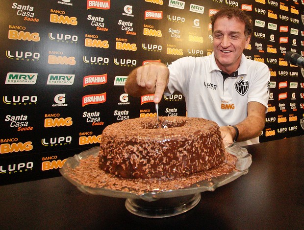 Cuca ganha bolo de aniversário (Foto: Bruno Cantini / Flickr do Atlético-MG)