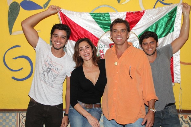 Rodrigos Simas, Christiane Torloni, Beto Simas e Bruno Gissoni em churrascaria no Rio (Foto: Rodrigo dos Anjos/ Ag. News)