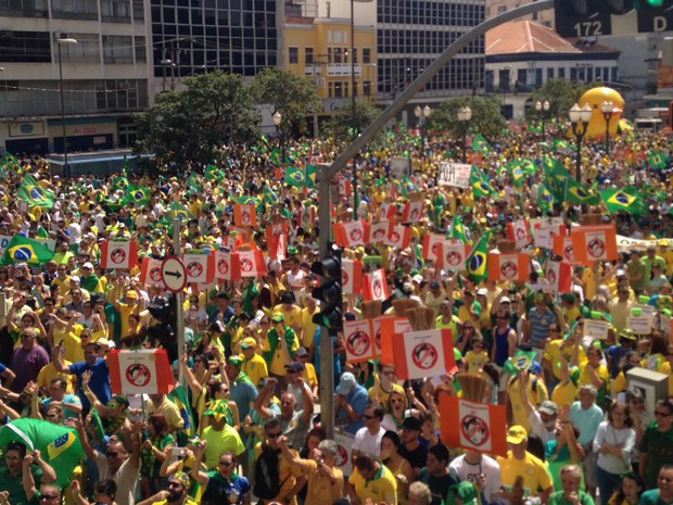 Manifestantes contra o governo reunidos na Avenida Francisco Glicério, em Campinas (Foto: Felipe Boldrini/EPTV)
