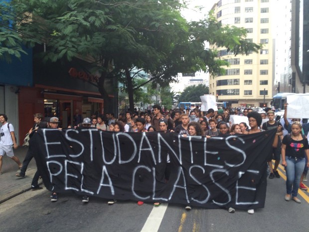 Jovens protestam na Avenida Brigadeiro Luís Antônio, em São Paulo (Foto: Roney Domingos/G1)