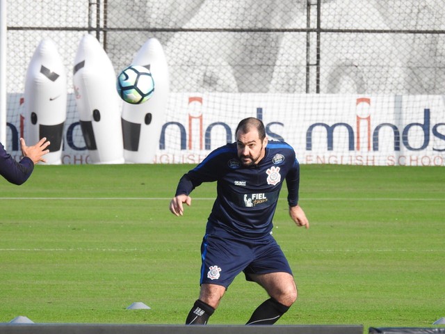 Esperançoso em voltar a jogar, Danilo faz treino com preparador do Corinthians