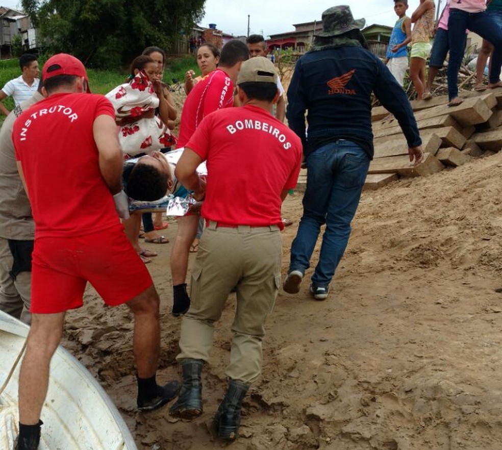 Galho atingiu cabeça de homem que também teve fratura na clavícula  (Foto: Divulgação/Corpo de Bombeiros de Sena Madureira)