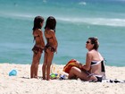 Giovanna Antonelli tira folga de novela e curte praia com as filhas no Rio