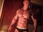 Ex-BBB Michelly posta foto do marido de cueca e músculos impressionam