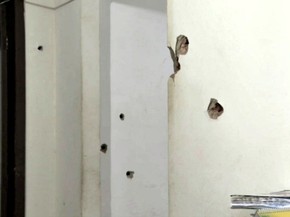 Marcas dos tiros nas paredes do posto policial (Foto: Reprodução/RBS TV)