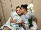 Andressa Urach recebe a visita do filho no hospital