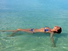 Miranda Kerr exibe o corpo em dia de praia com a família
