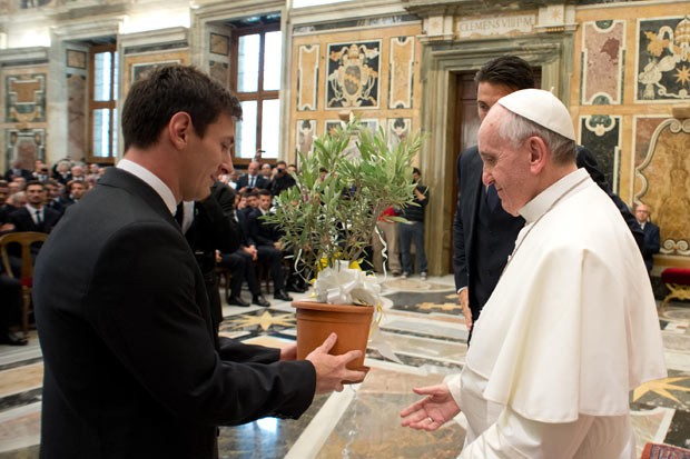 O Papa Francisco recebe presente de seu conterrâneo Lionel Messi nesta terça-feira (13) no Vaticano (Foto: AP/Osservatore Romano)