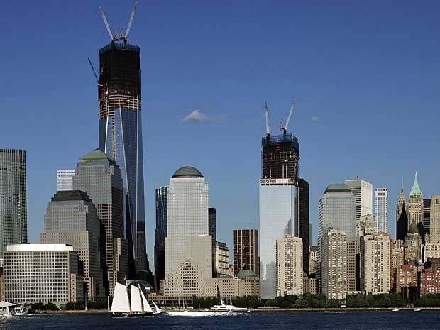 Em uma foto feita sábado (23), mostra a torre 1 do WTC à esquerda e a torre 4, primeira a ser concluída. (Foto: Mark Lennihan / AP Photo)
